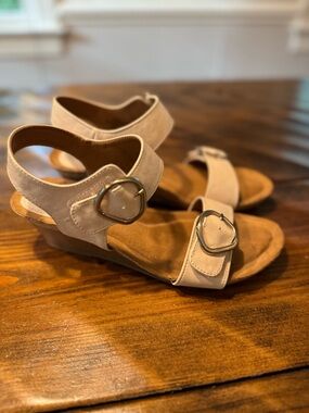 Sofft Eurosoft Wedge Sandals 8.5 leather adjustable beige tan taupe neutral NWOT